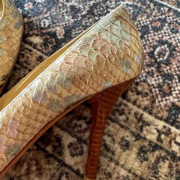 Stuwart Weitzman Heels so beautiful and timeless - Picture 3 of 9